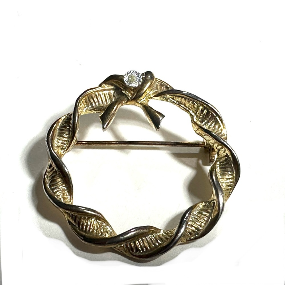 Vintage Twisted Ribbon Wreath Gold Tone Brooch Scatter Pin with Rhinestone Retro
